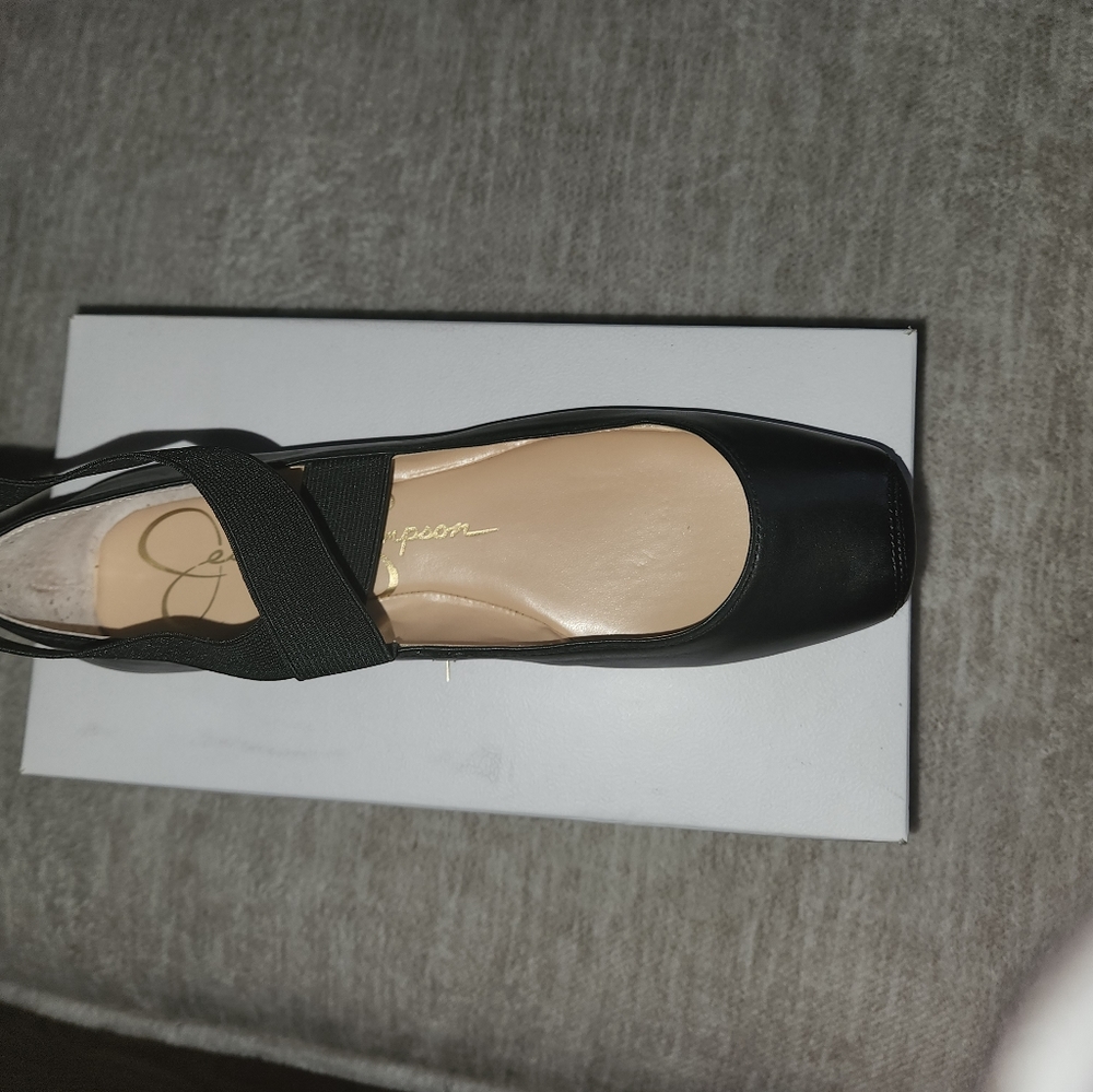 Jessica Simpson’s black ballet flat